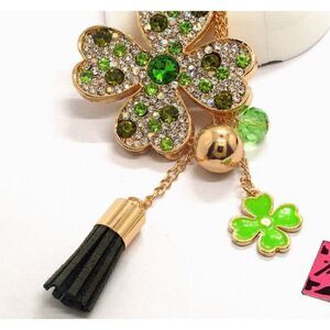 🍀 Betsey Johnson stunning crystal clover necklace 🍀